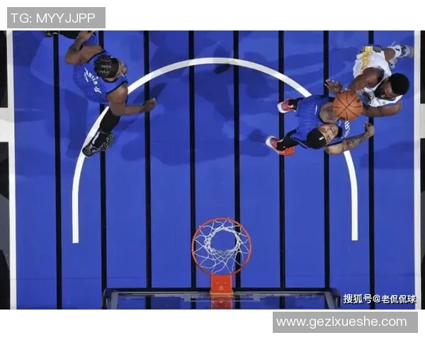 地板滑倒致穆迪受伤抢断快攻时工作人员仍在拖地引发关注 地板滑倒致穆迪受伤抢断快攻时工作人员仍在拖地引发关注